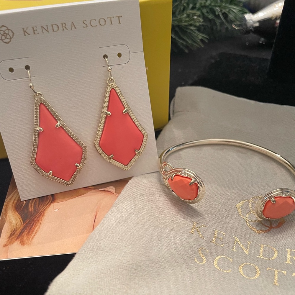 KENDRA SCOTT Opaque Coral EARRINGS AND BRACELET
